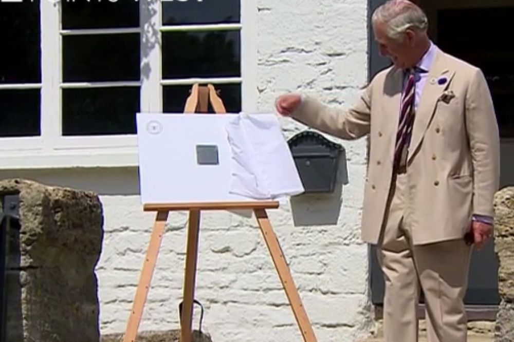 (VIDEO) BLAM UŽIVO: Princ Čarls oborio ploču kada je trebalo svečano da je otkrije