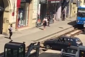(VIDEO) NAPRAVIO HAOS U SAOBRAĆAJU: Ovako je jedan vozač pokušavao da uđe u svoje dvorište