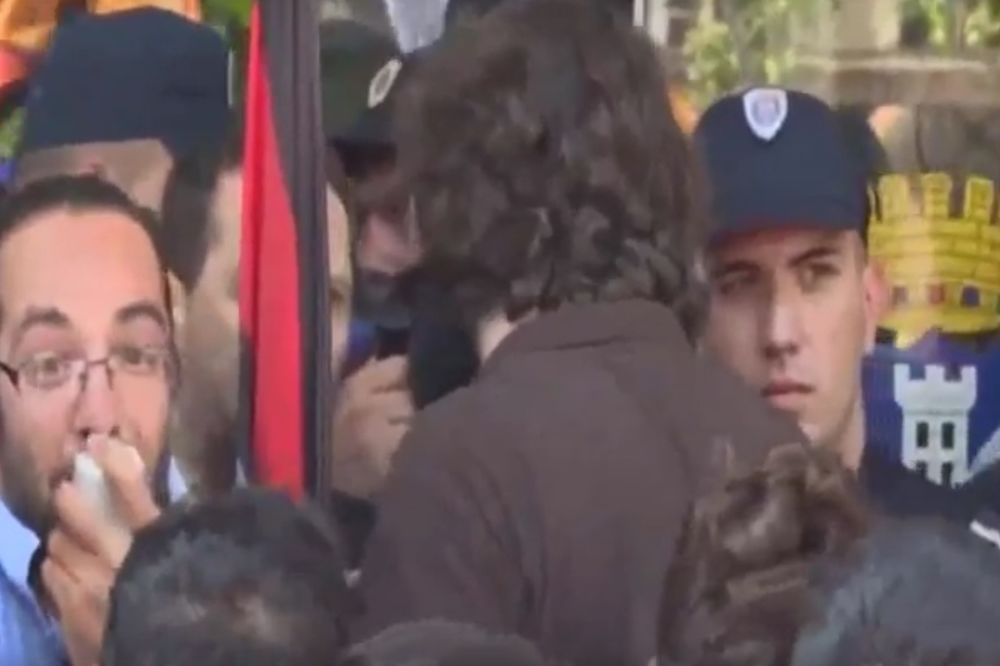 (VIDEO) DEMONSTRANT NA MEGAFON: Razbili smo nos policajcu!