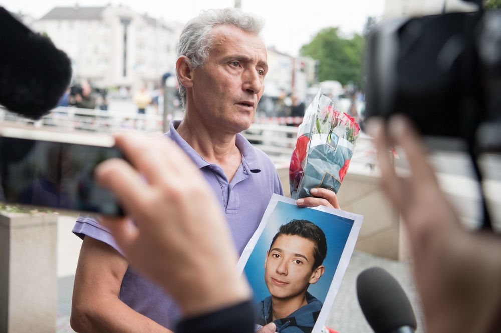 SVET OBIŠLA FOTOGRAFIJA NEUTEŠNOG OCA: Nosio sliku sina stradalog u Minhenu