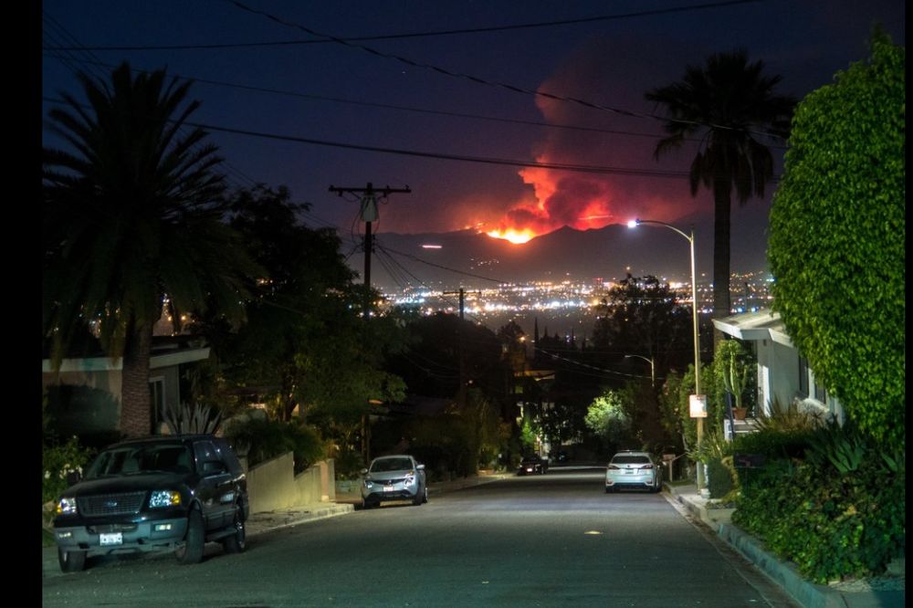 VATRENA STIHIJA U LOS ANĐELESU VAN KONTROLE: Požar se širi, evakuisano 300 domova!