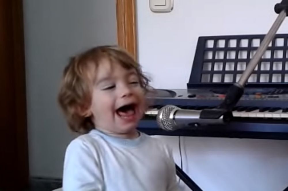 (VIDEO) MALI BLUZER! Oduševiće vas nastup ovog 2-godišnjeg mališana