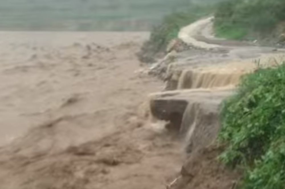 (VIDEO) STRAVIČNE POPLAVE U KINI: Poginulo najmanje 154 ljudi, a 124 se vode kao nestali