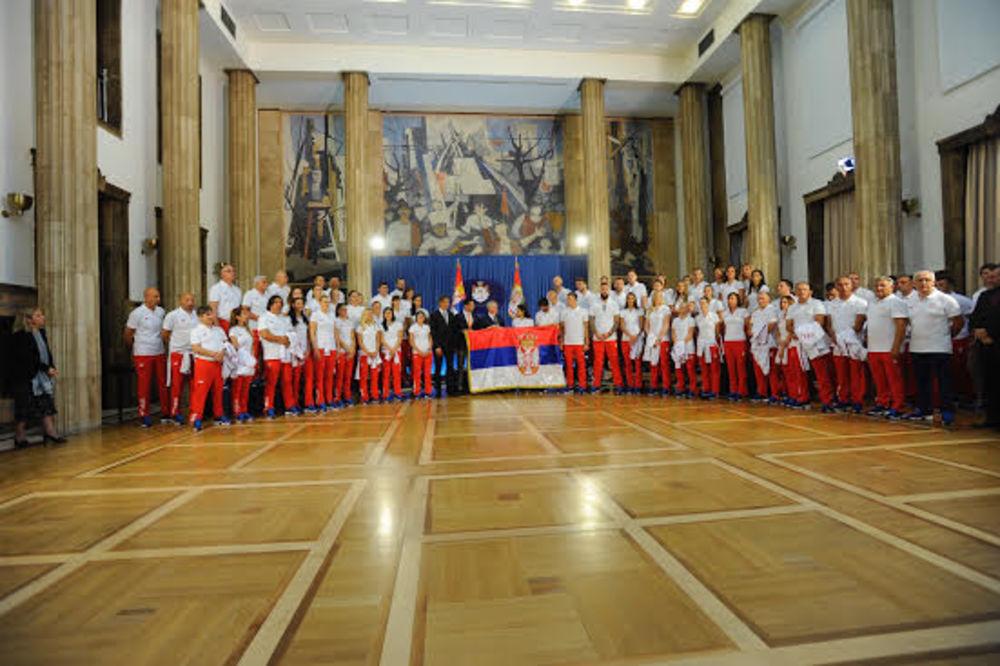 SPREMNI ZA PUT: Predsednik Srbije olimpijcima uručio zastavu koju će Ivana Maksimović nositi u Riju