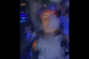 (VIDEO) SA KRUNIĆKOM USTA NA USTA: Đavolica iz oblaka dima...