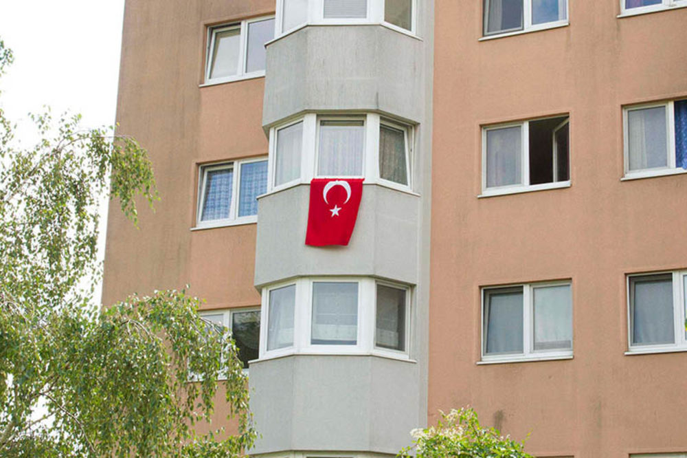 VINERNOŠTAT POD TURSKIM ZASTAVAMA: Gradonačelnik zahteva da se odmah poskidaju sa balkona i prozora!