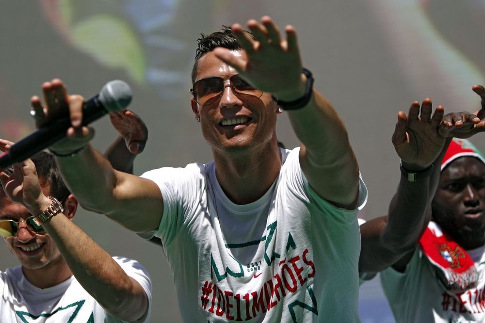 (VIDEO) PORTUGALAC PAO NA BRINETE: Kristijano Ronaldo proveo noć sa Kim Kardašijan i Dženifer Lopez