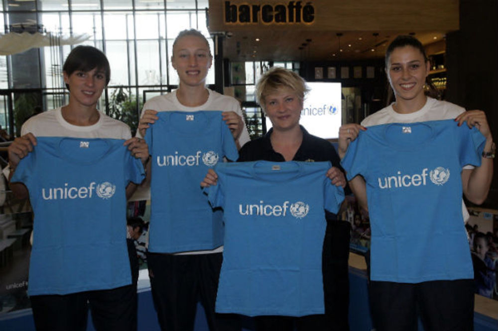 DA SVA DECA ODRASTAJU SREĆNO: Šampionke Evrope posetile štand UNICEF-a