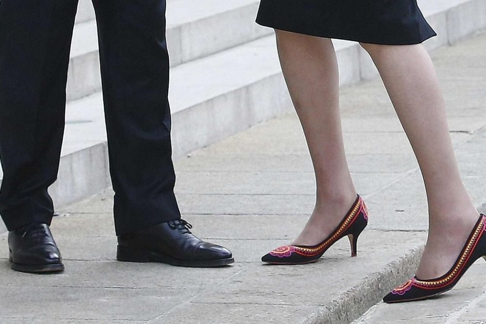 (FOTO) TEREZA, KO TI ŠTRIKAO CIPELE?: Britanska premijerka i njena obuća koja šokira