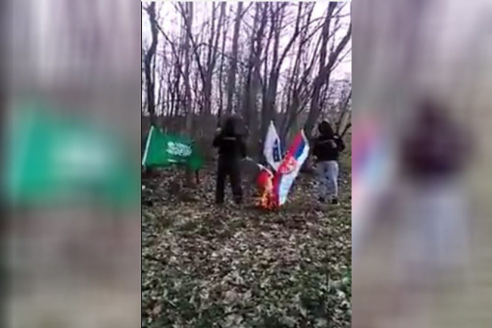 (VIDEO) JEZIV SNIMAK IZ BIH: Islamisti pale srpsku zastavu i pucaju u ime Alaha