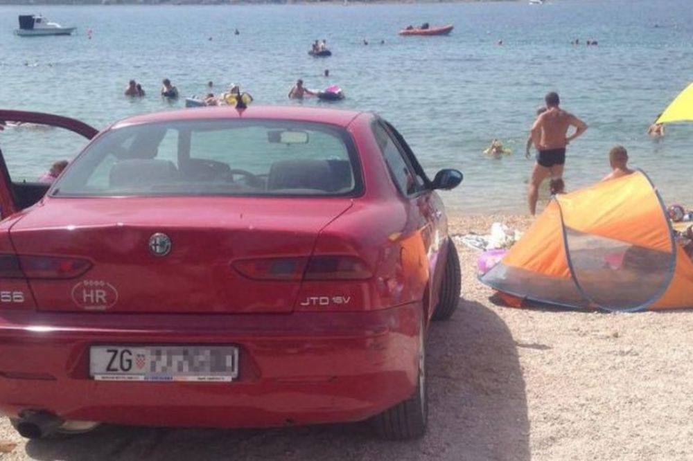 (FOTO) KUPAČI U ŠOKU: Bahati Zagrepčanin parkirao auto na plaži u Vodicama i otišao da se kupa!