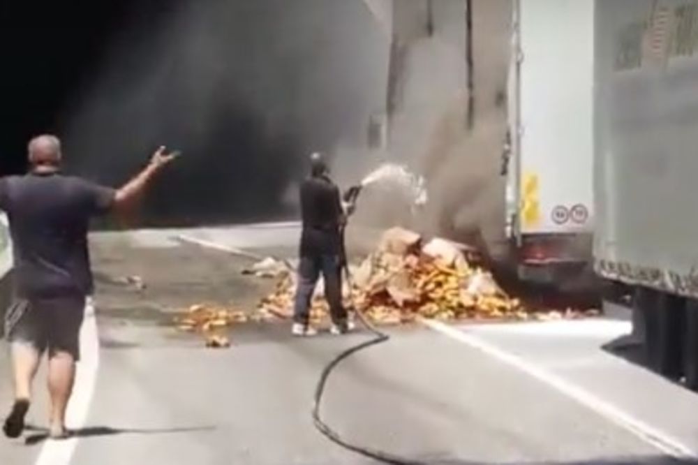 (VIDEO) NESREĆA NA PUTU KOLAŠIN-PODGORICA: Zapalio se kamion pun smokija