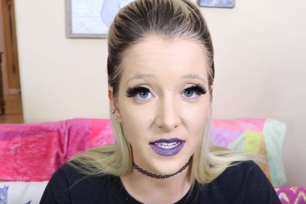 (VIDEO) PRAVI UŽAS: Pogledajte kako ova devojka izgleda kada na lice stavi 100 slojeva šminke