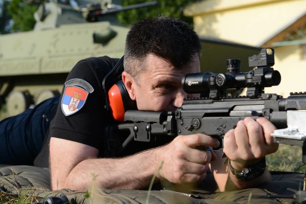 POLIGON NIKINCI: Ovako je srpski ministar odbrane lično gađao iz modifikovane automatske puške
