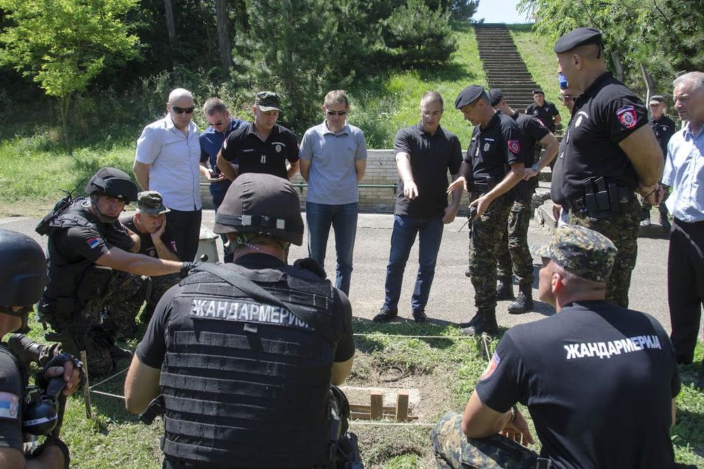 (FOTO) STEFANOVIĆ NA OBUCI ŽANDARMA: Građani Srbije mirno spavajte, od terorista vas čuva policija