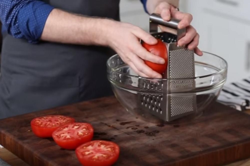 (VIDEO) Izrendao je dva paradajza i dodao 3 začina: Fantastičan trik čuva zdravlje i štedi novac!