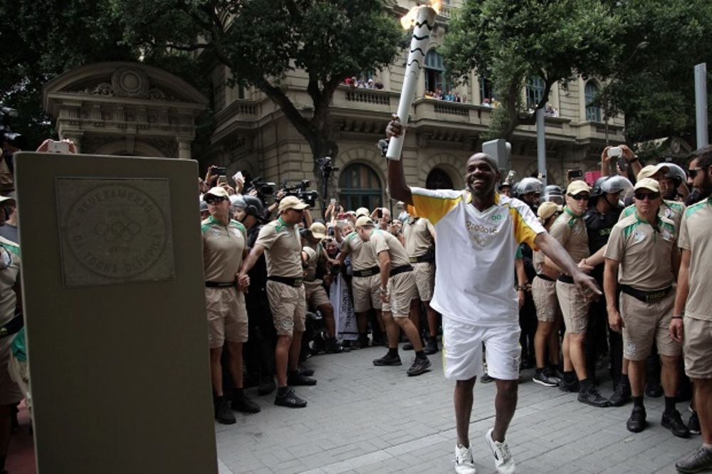 POSLE MNOGO PERIPETIJA: Olimpijska baklja stigla u Rio