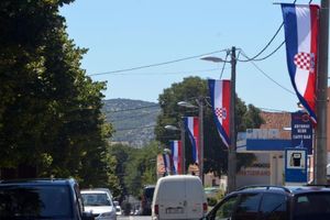 (FOTO) BIOGRADU BAŠ KRENULO: Oluju slave uz naopako okrenute zastave Hrvatske!