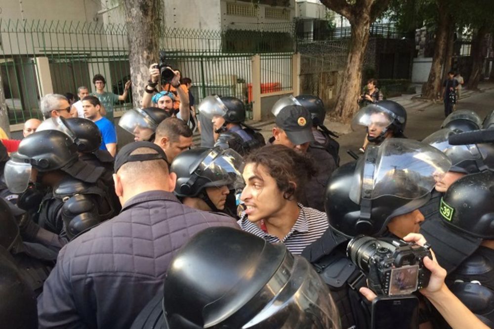 (FOTO) HAOS U RIJU: Policija suzavcem i šok bombama razbijala protest blizu Marakane