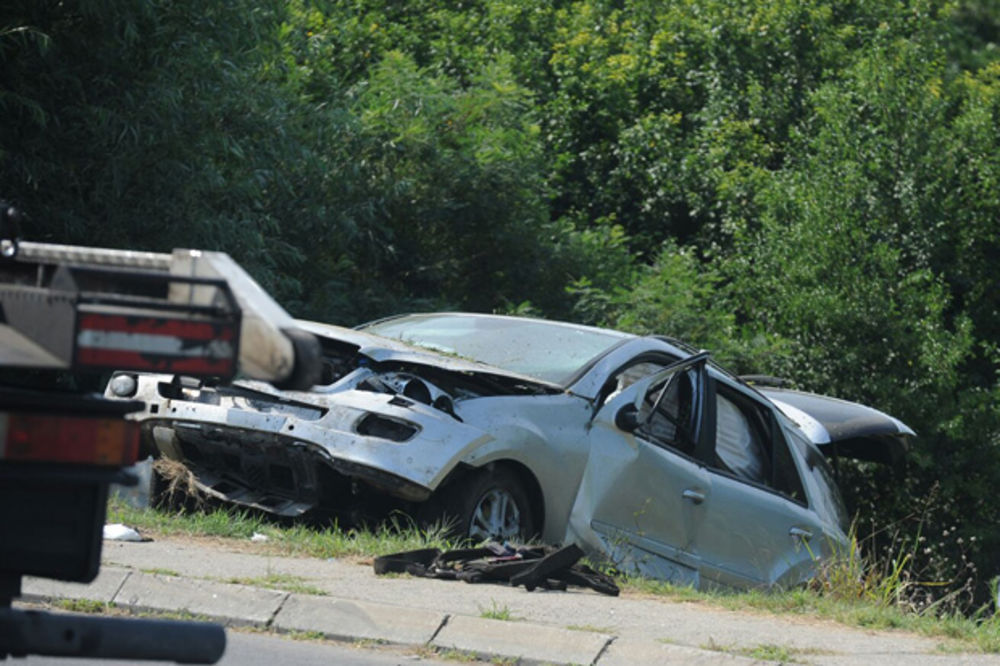 KARAMBOL KOD RAŠKE: Dva automobila sletela u kanal dubok 2 metra!