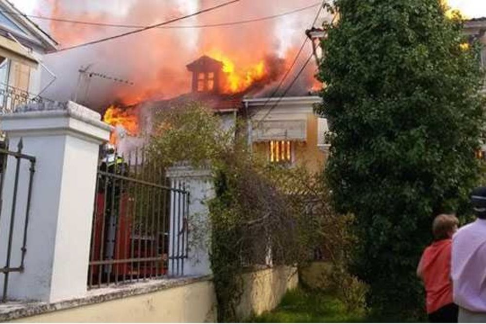 (VIDEO) POŽAR NA LEFKADI: Izgorelo deset kuća u omiljenom letovalištu Srba!