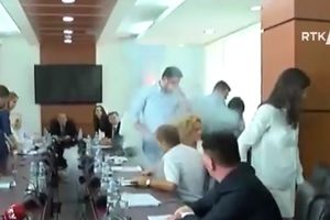 (VIDEO) OPET RADIO SUZAVAC: Novi incident u kosovskom parlamentu,uhapšen poslanik