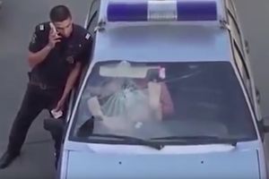 (VIDEO) BESNA PLAVUŠA U BIKINIJU: Nogama razbucala staklo na policijskom automobilu
