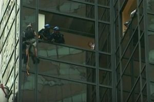 (VIDEO) POLICIJSKA AKCIJA KAO NA FILMU: Pogledajte kako je uhapšen čovek pauk na Trampovom tornju!
