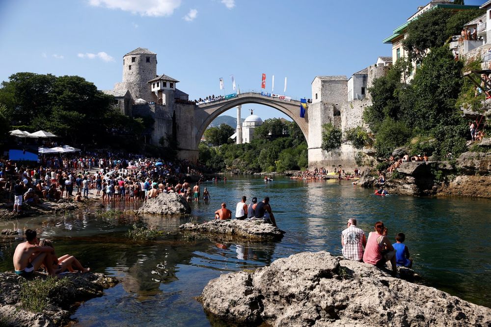 TRAGIČAN KRAJ: Pronađeno telo mladića koji je skočio s mosta u Mostaru i nije izronio