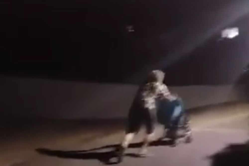 (VIDEO) SAMO U HERCEG NOVOM: Mrtav pijan gurao kolica sa detetom
