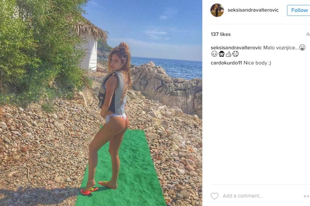 (FOTO) SEKSI SANDRA ŠOKIRALA SVE: Bivša farmerka zaskočila muškarca nasred plaže!