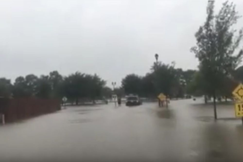 (VIDEO) AMERIKA TONE: Pale prve žrtve poplava, u dve države proglašeno vanredno stanje