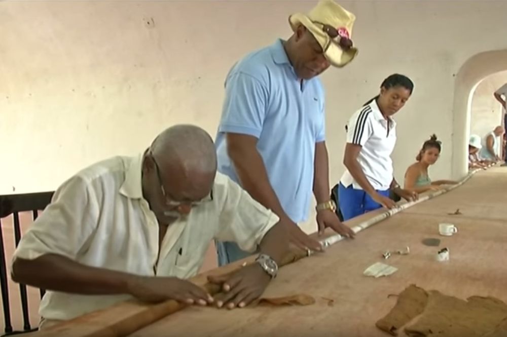 (VIDEO) U ČAST KASTROVOG ROĐENDANA: Kubanac Kueto smotao cigaru od 90 metara