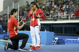 (VIDEO) DOBILA SREBRO, PA PRSTEN: Evo kako je verenik šokirao Kineskinju posle dodele medalja u Riju
