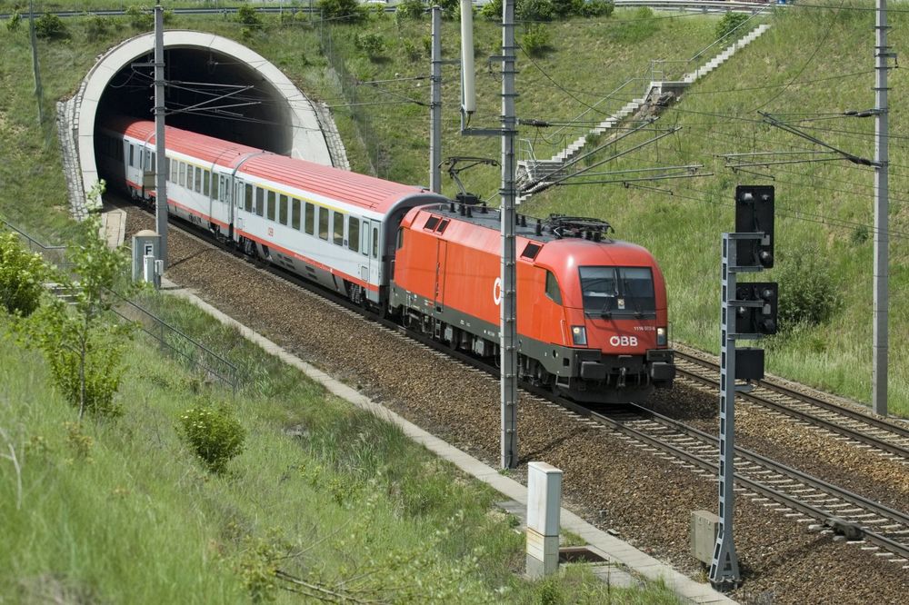 STRAVIČNA NESREČA U SALCBURGU: Jedna osoba umrla u sudaru voza i automobila