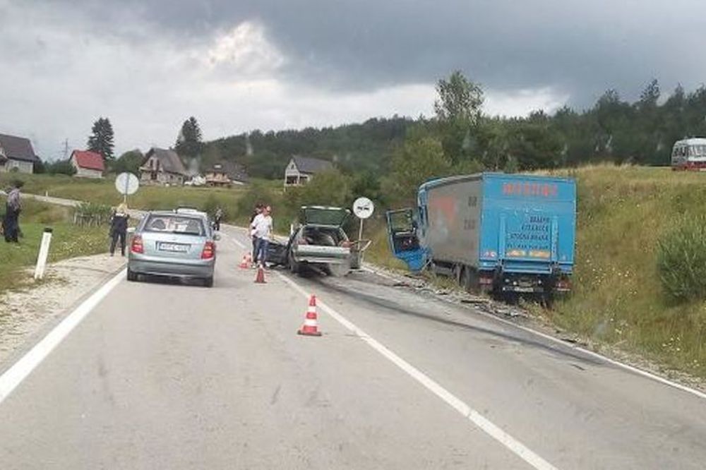 (FOTO) TRAGEDIJA KOD BUGOJNA: Poginuli otac i sin u sudaru s kamionom!