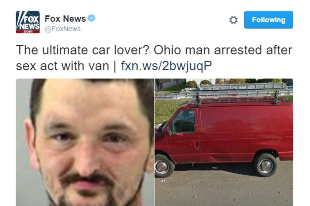 IMAO SEKS SA KOMBIJEM: Uhapsili čoveka koji je bludničio sa automobilom nasred ulice