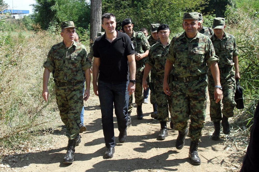 Ministar Đorđević obišao Zajedničke snage vojske i policije na granici prema Makedoniji