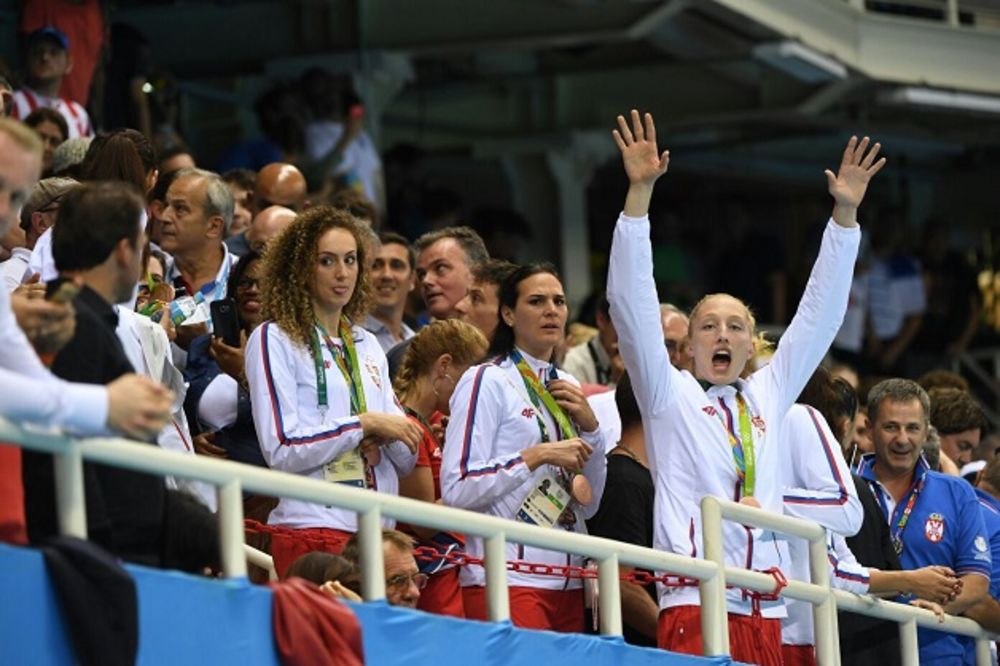 (FOTO) PRAVO SA POSTOLJA NA BAZEN: Košarkašice Srbije sa medaljama oko vrata bodre delfine
