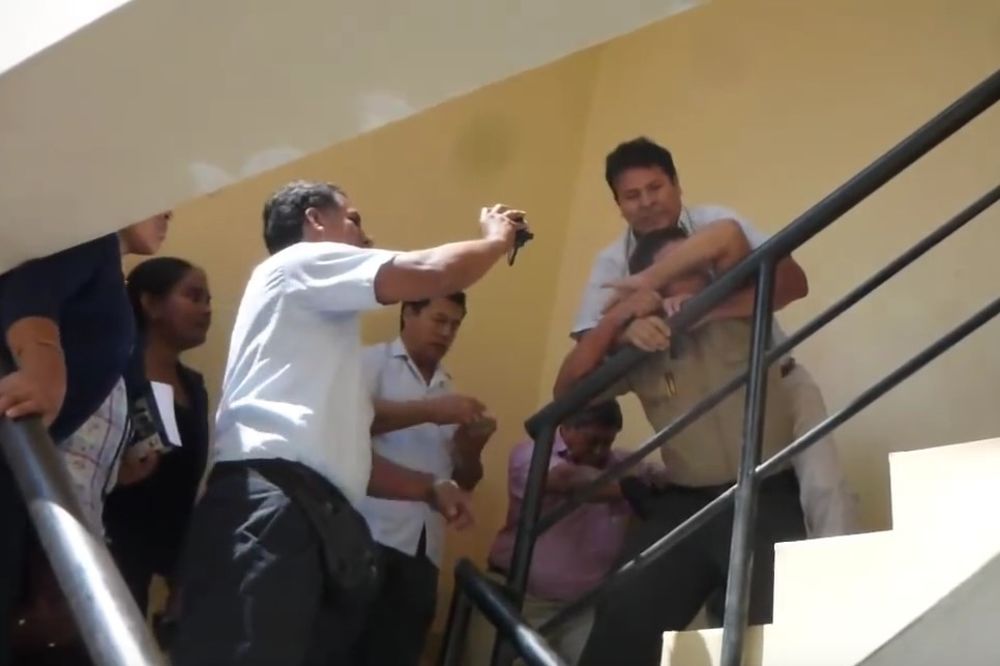 (VIDEO) SLATKE PARE: Korumpirani policajac tokom hapšenja pojeo mito!