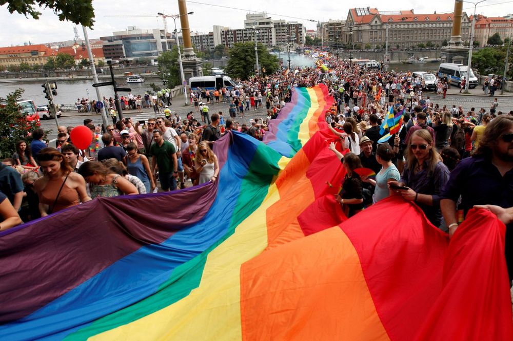 HTELI DA OČISTE ULICE: Sveštenici isterivali đavola posle gej parade u Pragu
