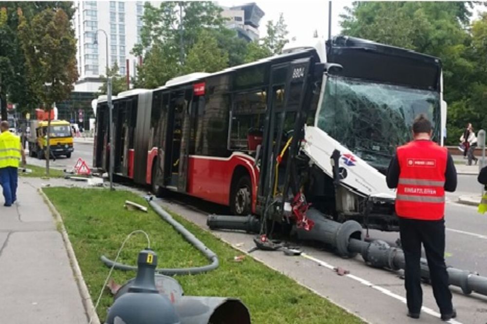 (FOTO) HOROR U BEČU: Vozač gradskog autobusa kolabirao dok je vozio!