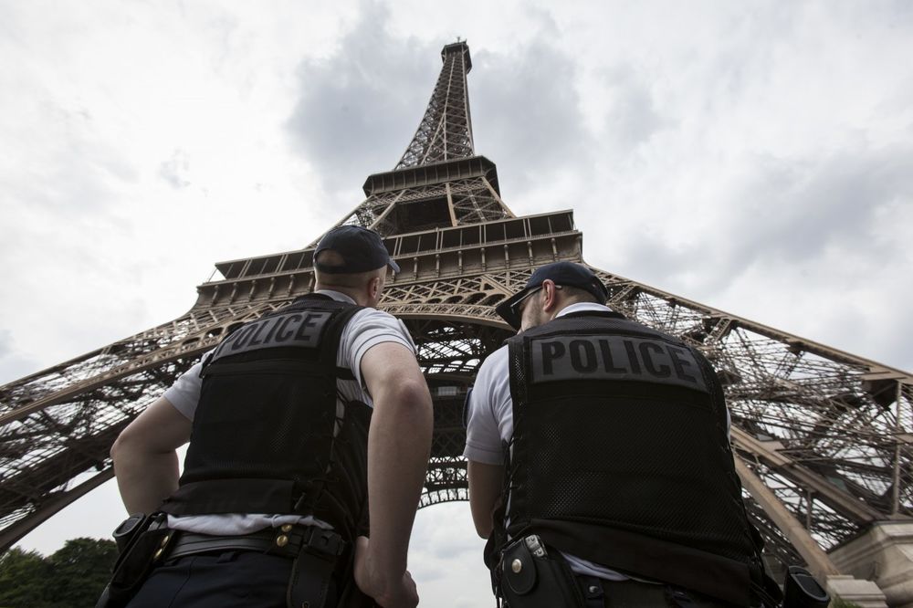 ZBOG TERORIZMA SE MENJA I AJFELOV TORANJ! Pariz gradi neprobojni zid oko kule, turisti u ŠOKU