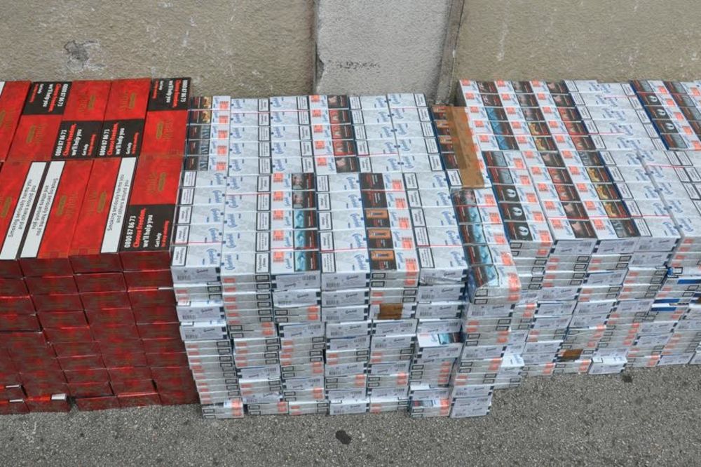 VREDNOST 1,3 MILIONA DINARA: Policija kod kraljeva zaplenila 8.000 paklica cigareta