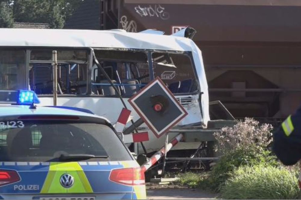 UŽAS U NEMAČKOJ: Voz udario u gradski autobus dok je iskrcavao putnike!
