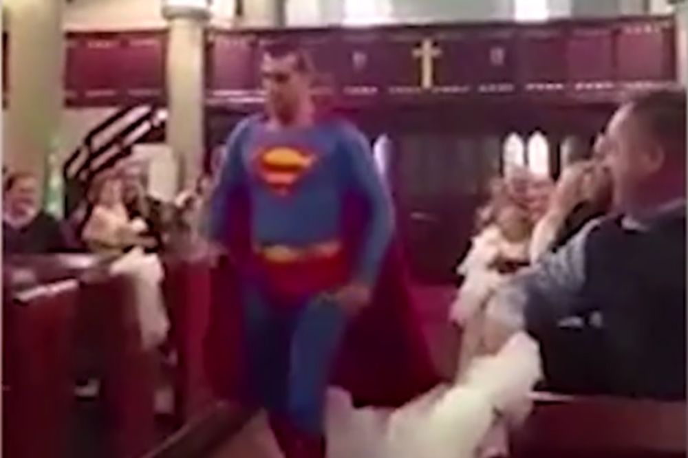 (VIDEO) SUPERHEROJSKO VENČANJE: Supermen prekinuo venčanje zato što je kum...