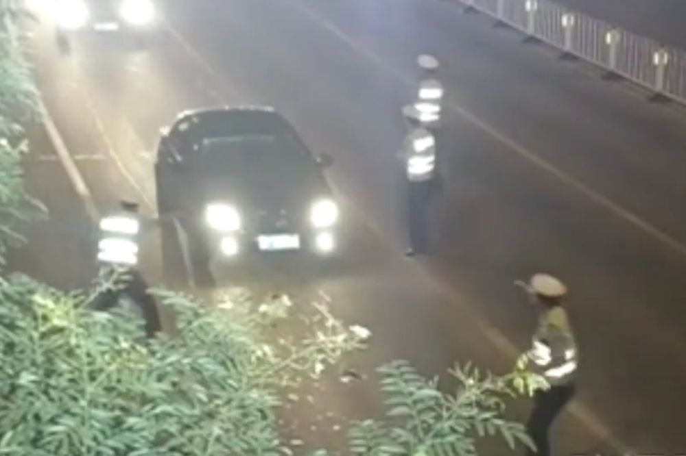 (VIDEO) ON BAŠ NE VOLI POLICIJU: Nije imao dozvolu, pa je pregazio saobraćajca