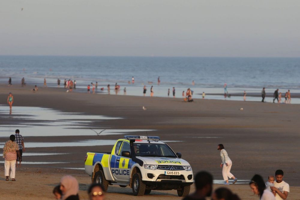 (VIDEO) STRAVA NA PLAŽI KAMBER: Misteriozna smrt tinejdžera koji su se samo kupali u moru