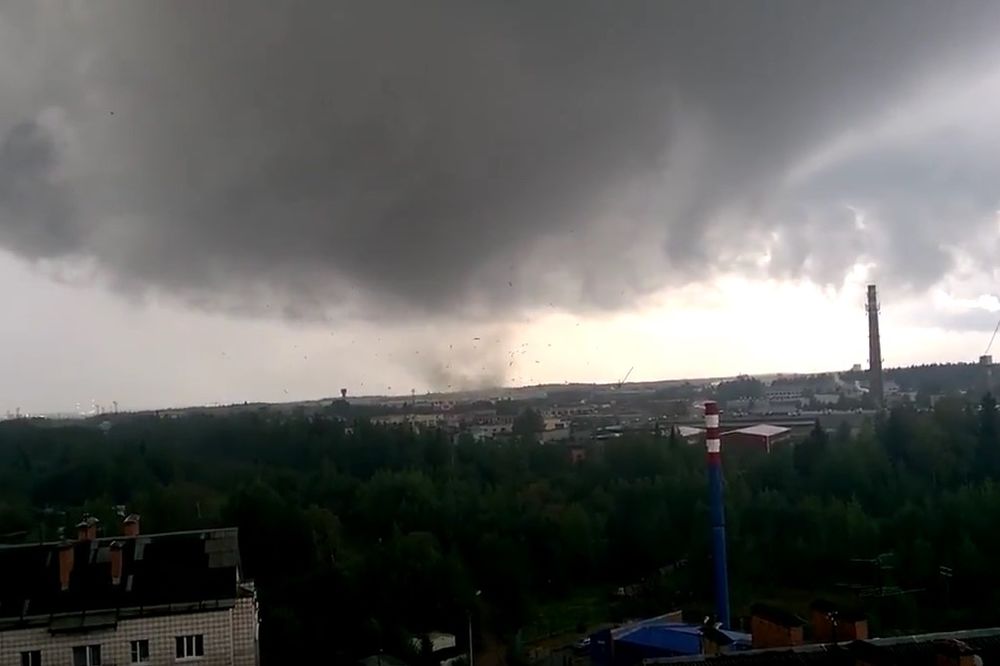 (VIDEO) TORNADO OPUSTOŠIO SEVER RUSIJE: Psi su leteli po 30 metara zajedno sa kućama