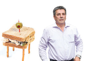 HIT: Opštinar naručio sto u obliku sendviča!